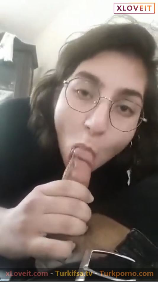 Öğrenci Porno Genç gözlüklü kız sakso çekip sıvazladı