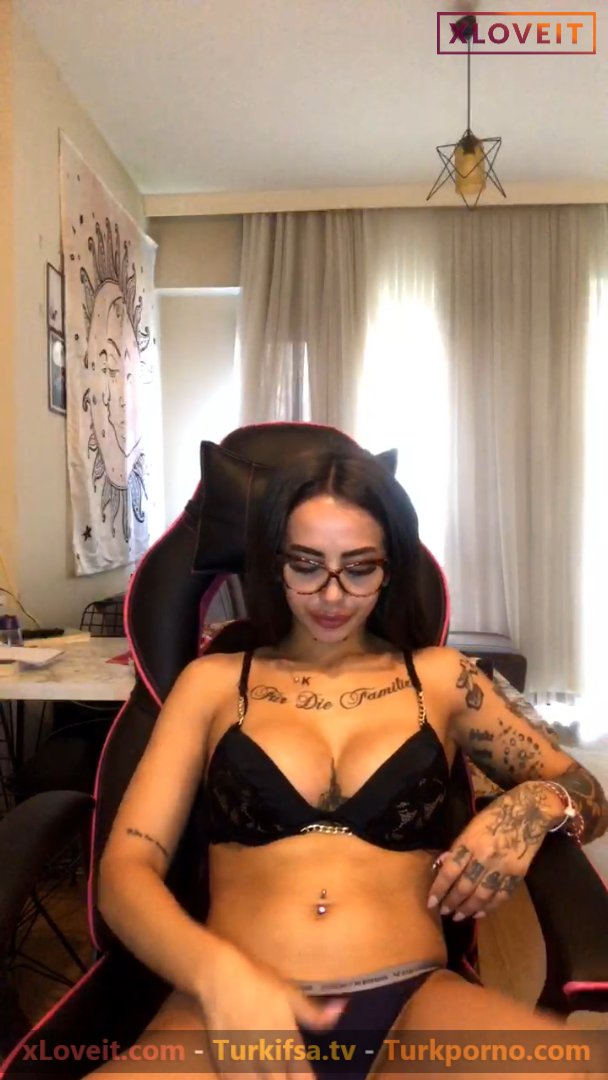 Shawty ifşa Gündüz nude yayın yaparken yerinde duramadı